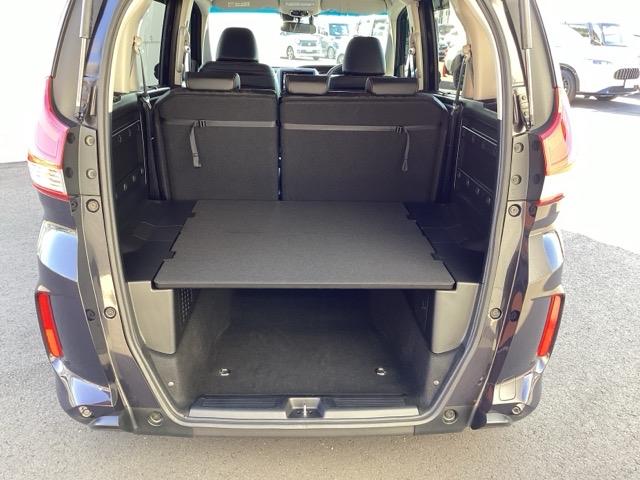 荷室はボードで上下に仕切られており、スペースを有効活用できます！