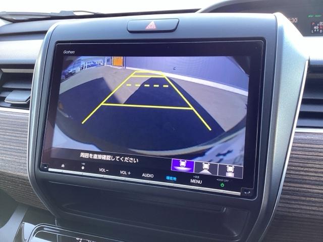 カラービジョンとガイド線で見やすい視点切替式のバックモニター。