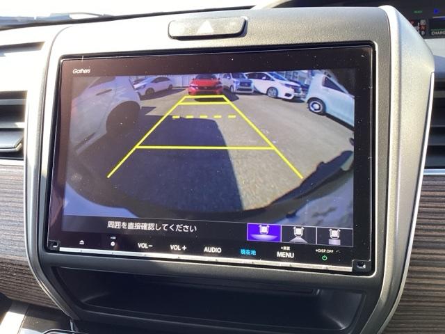 カラービジョンとガイド線で見やすい視点切替式のバックモニター。