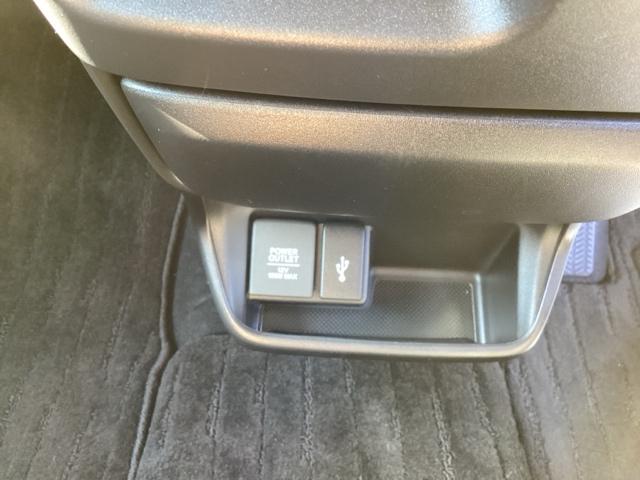 前席中央の便利な小物入れ。電源とＵＳＢの端子があります。
