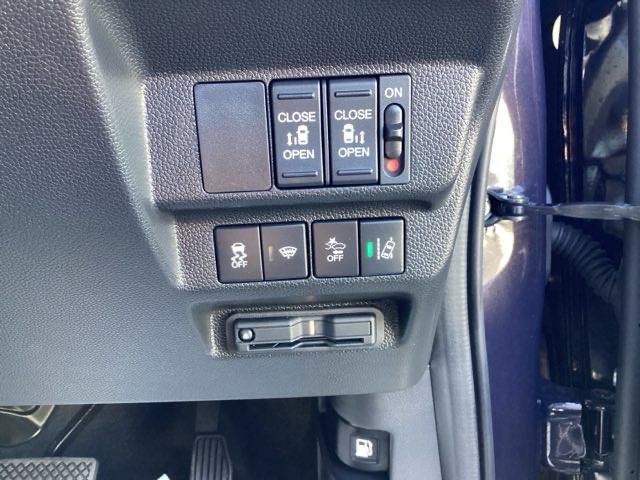 安全運転支援システム「ＨｏｎｄａＳＥＮＳＩＮＧ」、横滑りを制御しクルマを安定させるＶＳＡ機能を搭載。スライドドアは両側とも電動です。高速道路も楽々ＥＴＣ付き