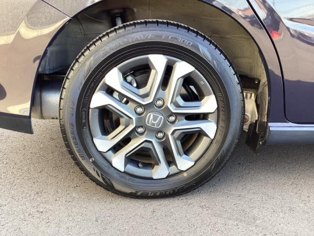 スタイリッシュな純正アルミホイール