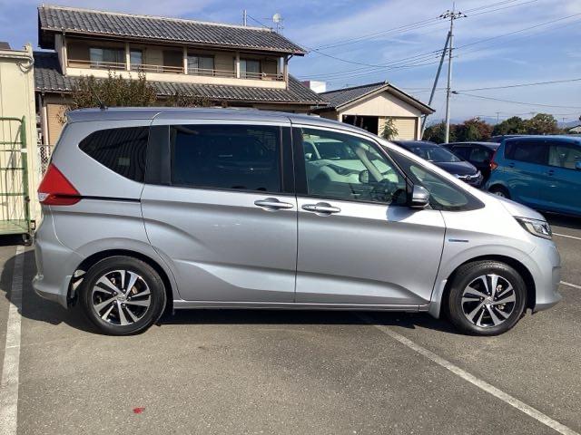 フリード＋ハイブリッド ハイブリッドＥＸ　衝突軽減システム　オートクルーズコントロール　地デジフルセグ　キーレス　スマートキ　バックカメラ　シートＨ　ＡＢＳ　ＥＴＣ　ＡＡＣ　ＤＶＤ再生　サイドエアバッグ　パワーステアリング（4枚目）