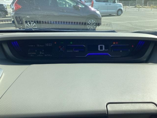 フリード＋ハイブリッド ハイブリッドＥＸ　衝突軽減システム　オートクルーズコントロール　地デジフルセグ　キーレス　スマートキ　バックカメラ　シートＨ　ＡＢＳ　ＥＴＣ　ＡＡＣ　ＤＶＤ再生　サイドエアバッグ　パワーステアリング（16枚目）