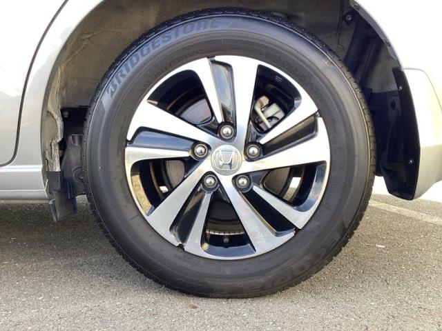 フリード＋ハイブリッド ハイブリッドＥＸ　衝突軽減システム　オートクルーズコントロール　地デジフルセグ　キーレス　スマートキ　バックカメラ　シートＨ　ＡＢＳ　ＥＴＣ　ＡＡＣ　ＤＶＤ再生　サイドエアバッグ　パワーステアリング（19枚目）