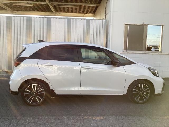 フィット ｅ：ＨＥＶＲＳ　エアバッグ　ナビ＆ＴＶ　パワーウィンドウ　助手席エアバッグ　Ｄレコ　フルセグテレビ　ＬＥＤヘッドランプ　セキュリティアラーム　フルオートエアコン　ＥＴＣ装備　スマートキ　ＵＳＢ（4枚目）