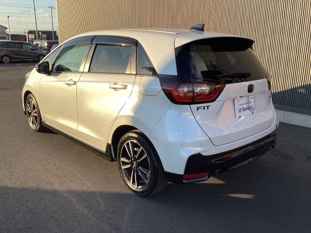 フィット ｅ：ＨＥＶＲＳ　エアバッグ　ナビ＆ＴＶ　パワーウィンドウ　助手席エアバッグ　Ｄレコ　フルセグテレビ　ＬＥＤヘッドランプ　セキュリティアラーム　フルオートエアコン　ＥＴＣ装備　スマートキ　ＵＳＢ（9枚目）