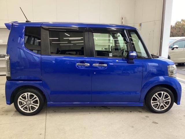Ｎ－ＢＯＸカスタム ＧＳＳパッケージ　ＴＶナビ　スマ－トキ－　Ｂカメ　ＥＴＣ付き　エアコン　ＥＳＣ　Ａ－ＳＴＯＰ　パワーウィンドウ　運転席助手席エアバッグ　ＡＢＳ　サイドカーテンエアバック　キーレス　ベンチシート（4枚目）
