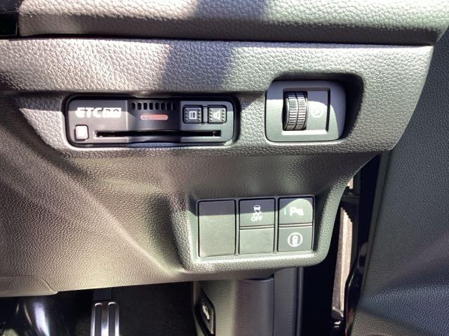 シビック ＬＸ　リアカメラ　地デジ　オートエアコン　サイドエアバッグ　盗難防止装置　ＬＥＤヘッドライト　シートヒーター　クルーズコントロール　ターボ　オートライト　横滑り防止装置　ＡＢＳ　キーフリー　エアバッグ（22枚目）