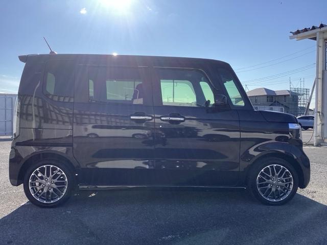 N-BOXカスタム ターボ イモビライザー 衝突被害軽減 ベンチシート キーフリー Pセンサー ESC パワステ DVD再生 両席エアバック サイドエアバッグ ターボ車 Aライト スマキー Bカメ パワーウィンドウ(4枚目)