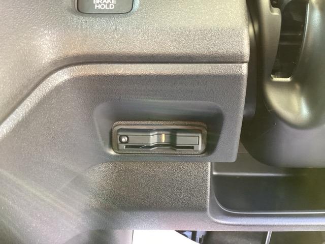 N-BOXカスタム ターボ イモビライザー 衝突被害軽減 ベンチシート キーフリー Pセンサー ESC パワステ DVD再生 両席エアバック サイドエアバッグ ターボ車 Aライト スマキー Bカメ パワーウィンドウ(25枚目)