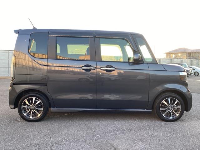 Ｎ－ＢＯＸカスタム ベースグレード　Ｗ電動ドア　ＵＳＢ接続　ＣＭＢＳ　Ｄレコ　ベンチシート　オートエアコン　スマートキ　ＬＥＤ　盗難防止装置　クルコン　ＥＴＣ　バックカメラ　フルセグＴＶ　パワーステアリング　エアバッグ（4枚目）