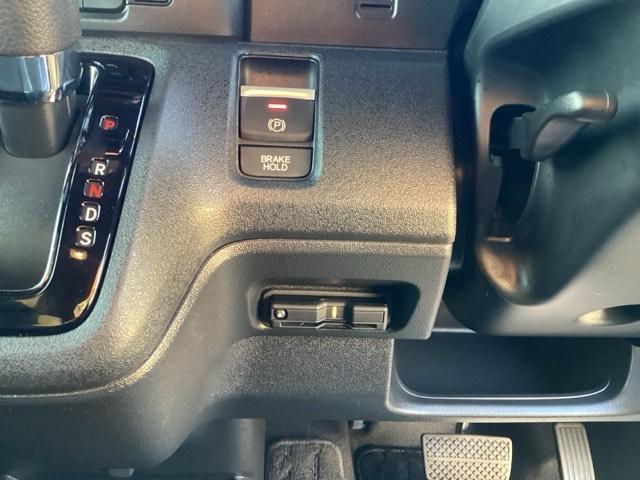 Ｎ－ＢＯＸカスタム ベースグレード　Ｗ電動ドア　ＵＳＢ接続　ＣＭＢＳ　Ｄレコ　ベンチシート　オートエアコン　スマートキ　ＬＥＤ　盗難防止装置　クルコン　ＥＴＣ　バックカメラ　フルセグＴＶ　パワーステアリング　エアバッグ（25枚目）