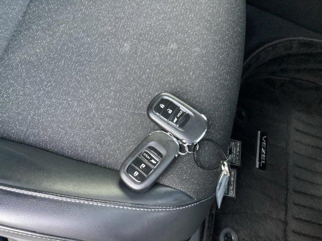 ヴェゼル ｅ：ＨＥＶＺ　衝突回避支援ブレーキ機能　スマキ　フルオートエアコン　Ｄレコ　エアバッグ　両席エアバック　Ｒカメ　パワーウィンドウ　ＬＥＤランプ　ソナー　クルーズＣ　ナビ＆ＴＶ　キーレスエントリー（33枚目）