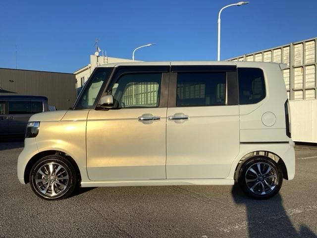 Ｎ－ＢＯＸカスタム ベースグレード　Ｗ電動ドア　ＵＳＢ接続　ＣＭＢＳ　Ｄレコ　ベンチシート　オートエアコン　スマートキ　ＬＥＤ　盗難防止装置　クルコン　ＥＴＣ　バックカメラ　フルセグＴＶ　パワーステアリング　エアバッグ（5枚目）