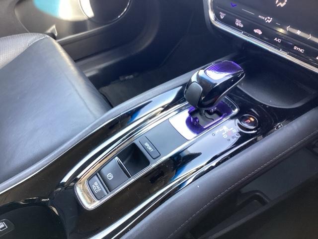 ヴェゼル ハイブリッドＺ　Ｒカメ　スマキー　革　ワンオーナー　ＬＥＤランプ　禁煙　ＥＴＣ付　シ－トヒ－タ－　サイドカーテンエアバック　運転席助手席エアバッグ　ＶＳＡ　パワーステアリング　フルオートエアコン（14枚目）