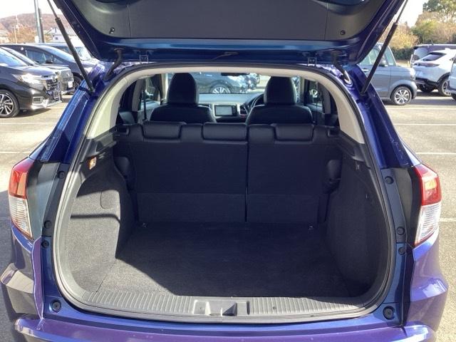 ヴェゼル ハイブリッドＺ　Ｒカメ　スマキー　革　ワンオーナー　ＬＥＤランプ　禁煙　ＥＴＣ付　シ－トヒ－タ－　サイドカーテンエアバック　運転席助手席エアバッグ　ＶＳＡ　パワーステアリング　フルオートエアコン（21枚目）