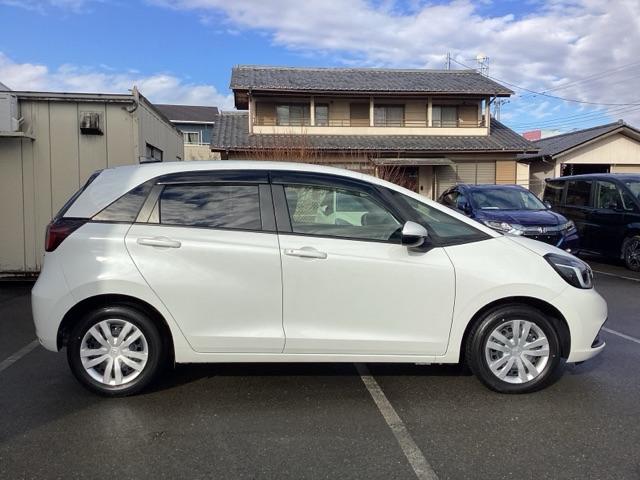 フィット ｅ：ＨＥＶホーム　前後誤発進抑制機能　クリソナ　助手席エアバッグ　運転席エアバッグ　１オナ　アイドリングストップ　禁煙　ＬＥＤライト　バックカメラ　ＡＢＳ　サイドエアバッグ　オートクルーズコントロール（4枚目）