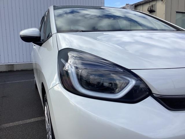 フィット ｅ：ＨＥＶホーム　前後誤発進抑制機能　クリソナ　助手席エアバッグ　運転席エアバッグ　１オナ　アイドリングストップ　禁煙　ＬＥＤライト　バックカメラ　ＡＢＳ　サイドエアバッグ　オートクルーズコントロール（10枚目）