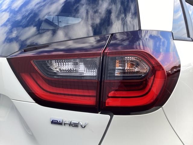 フィット ｅ：ＨＥＶホーム　前後誤発進抑制機能　クリソナ　助手席エアバッグ　運転席エアバッグ　１オナ　アイドリングストップ　禁煙　ＬＥＤライト　バックカメラ　ＡＢＳ　サイドエアバッグ　オートクルーズコントロール（11枚目）