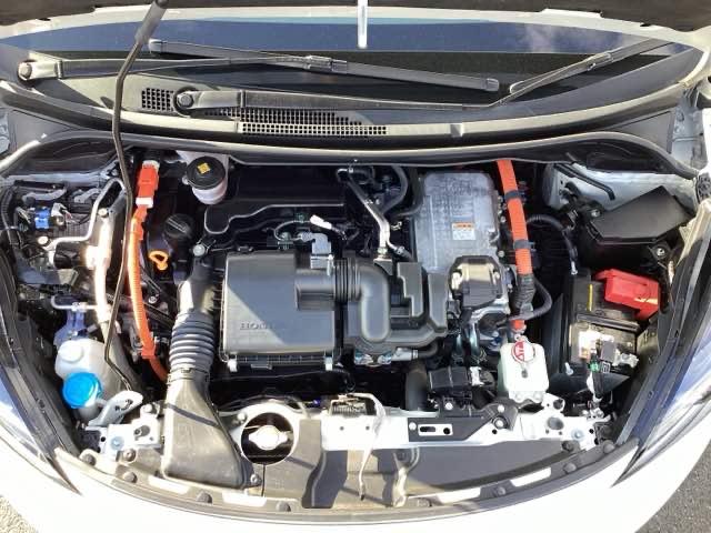 フィット ｅ：ＨＥＶホーム　前後誤発進抑制機能　クリソナ　助手席エアバッグ　運転席エアバッグ　１オナ　アイドリングストップ　禁煙　ＬＥＤライト　バックカメラ　ＡＢＳ　サイドエアバッグ　オートクルーズコントロール（19枚目）