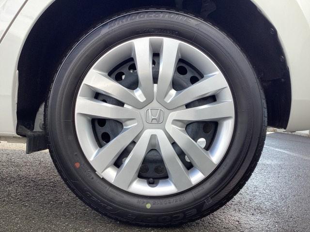 フィット ｅ：ＨＥＶホーム　前後誤発進抑制機能　クリソナ　助手席エアバッグ　運転席エアバッグ　１オナ　アイドリングストップ　禁煙　ＬＥＤライト　バックカメラ　ＡＢＳ　サイドエアバッグ　オートクルーズコントロール（22枚目）