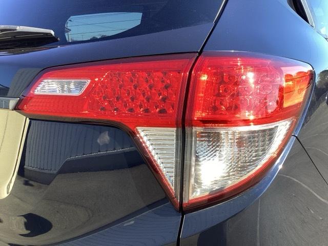 ヴェゼル Ｘ・ホンダセンシング　ワンセグ　シートヒーター　Ｒカメラ　Ｗエアバッグ　盗難防止　禁煙　アクティブクルーズコントロール　オートエアコン　ＬＥＤランプ　衝突軽減ブレ－キ　整備記録簿　カーテンエアバック（12枚目）