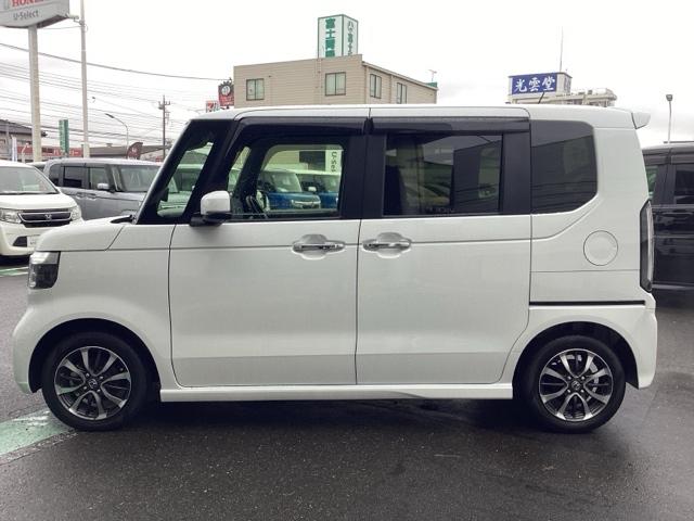 Ｎ－ＢＯＸカスタム ベースグレード　Ｗ電動ドア　ＵＳＢ接続　ＣＭＢＳ　Ｄレコ　ベンチシート　オートエアコン　スマートキ　ＬＥＤ　盗難防止装置　クルコン　ＥＴＣ　バックカメラ　フルセグＴＶ　パワーステアリング　エアバッグ（5枚目）