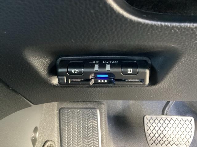 フィット ｅ：ＨＥＶクロスター　ナビＴＶ　ＵＳＢ接続　サイドエアバック　キーレス　フルセグＴＶ　リアカメラ　ＬＥＤライト　クリアランスソナー　ＤＶＤ再生　４ＷＤ　スマートキー　ＥＴＣ　横滑り防止装置　エアバッグ（30枚目）