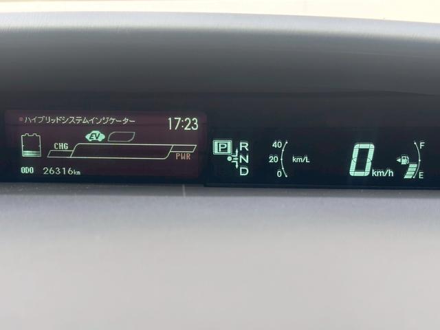 プリウス Ｓ　禁煙／８インチナビ／ＣＤ／ＤＶＤ／ＢＬＵＥＴＯＯＴＨ／バックカメラ／ＥＴＣ／ＴＯＭＳマフラー／クルコン／キーフリー／ＬＥＤ／フォグ／スペアキー／ウッドコンビステア／キーフリー／（14枚目）