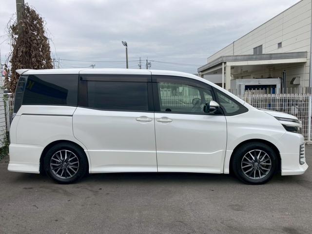 ヴォクシー ZS 禁煙/トヨタセーフティセンス/モデリスタエアロ/両側電動スライドドア/10インチナビ/11.4インチ後席モニター/バックカメラ/ETC/2022年製タイヤ/HID/TEIN車高調/黒革調シートカバー(7枚目)