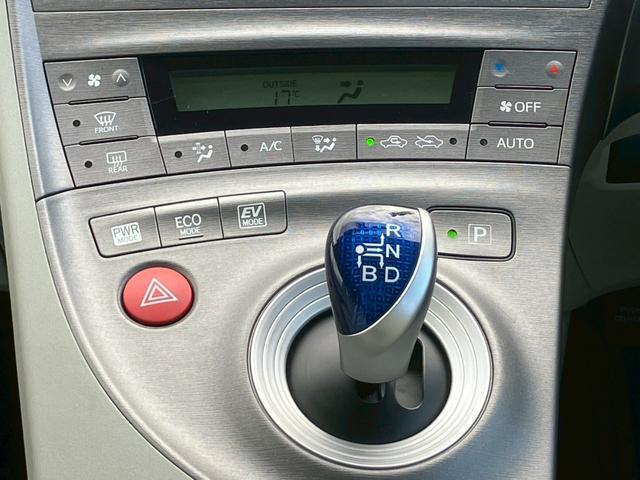 プリウス Ｓ　禁煙／メモリーナビＡＶＮ１３８Ｗ／１セグＴＶ／バックカメラ／ビルトインＥＴＣ／ＡＵＸ／プッシュスタート／ＨＩＤ／盗難防止／２０２３年製ダンロップタイヤ／リアスポイラー／（24枚目）