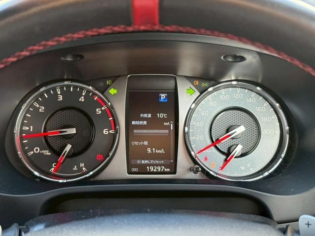 ハイラックス Ｚ　ＧＲスポーツ衝突軽減【走行１９，２５４ｋｍ◆６速ＡＴ】　【禁煙車１オーナー】【全方位カメラ◆Ｂｌｕｅｔｏｏｔｈオーディオ対応ＳＤナビ◆ミラー型ドラレコ２カメラ】トノカバー◆ＡＣＣ◆パーキングソナー◆ハーフレザー電動シート◆ＬＥＤ＆フォグ◆スペアキー◆保証書（30枚目）