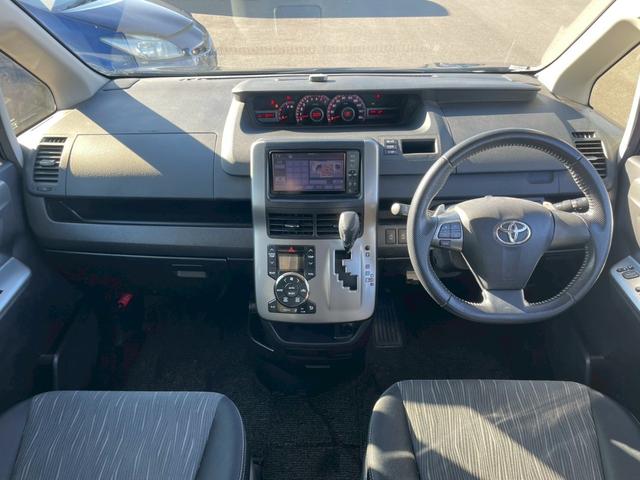 ヴォクシー ＺＳ　煌ＩＩ　禁煙／エアロ／両側電動スライドドア／７人乗り／純正ＳＤナビ／フルセグＴＶ／ＢＬＵＥＴＯＯＴＨ／バックカメラ／ＥＴＣ／オートエアコン／ＨＩＤ／フォグ／パドルシフト／マット／バイザー／プッシュスタート（3枚目）