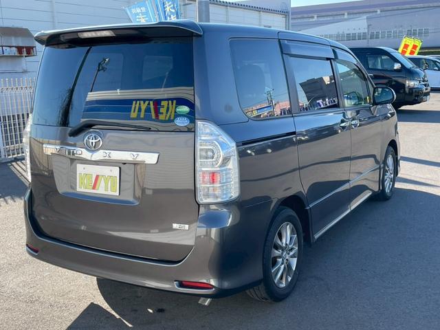 ヴォクシー ＺＳ　煌ＩＩ　禁煙／エアロ／両側電動スライドドア／７人乗り／純正ＳＤナビ／フルセグＴＶ／ＢＬＵＥＴＯＯＴＨ／バックカメラ／ＥＴＣ／オートエアコン／ＨＩＤ／フォグ／パドルシフト／マット／バイザー／プッシュスタート（4枚目）