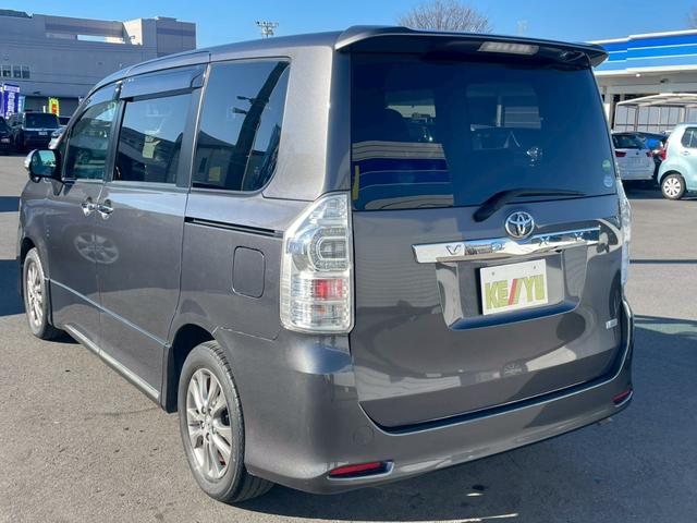 ヴォクシー ＺＳ　煌ＩＩ　禁煙／エアロ／両側電動スライドドア／７人乗り／純正ＳＤナビ／フルセグＴＶ／ＢＬＵＥＴＯＯＴＨ／バックカメラ／ＥＴＣ／オートエアコン／ＨＩＤ／フォグ／パドルシフト／マット／バイザー／プッシュスタート（9枚目）