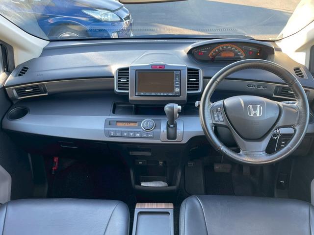 フリード Ｇ　エアロ　Ｌパッケージ　禁煙／７人乗り／メーカーナビ／フルセグＴＶ／バックカメラ／ＥＴＣ／キーレス／自動スライドドア／ＨＩＤ／盗難防止／マット／バイザー／黒革調シートカバー／純正１５キンチアルミ／エアロ／Ｒスポイラー（3枚目）