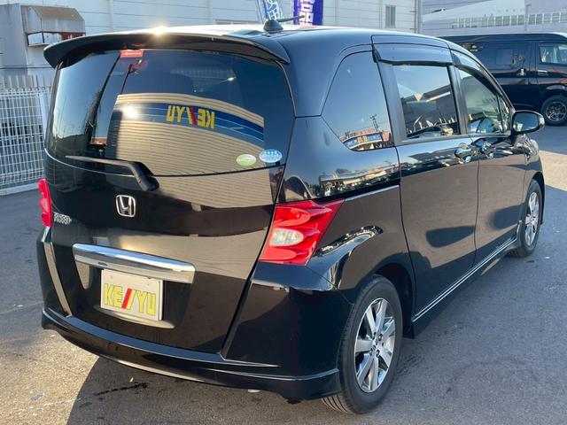 フリード Ｇ　エアロ　Ｌパッケージ　禁煙／７人乗り／メーカーナビ／フルセグＴＶ／バックカメラ／ＥＴＣ／キーレス／自動スライドドア／ＨＩＤ／盗難防止／マット／バイザー／黒革調シートカバー／純正１５キンチアルミ／エアロ／Ｒスポイラー（4枚目）