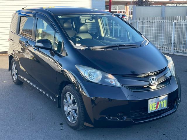 フリード Ｇ　エアロ　Ｌパッケージ　禁煙／７人乗り／メーカーナビ／フルセグＴＶ／バックカメラ／ＥＴＣ／キーレス／自動スライドドア／ＨＩＤ／盗難防止／マット／バイザー／黒革調シートカバー／純正１５キンチアルミ／エアロ／Ｒスポイラー（6枚目）