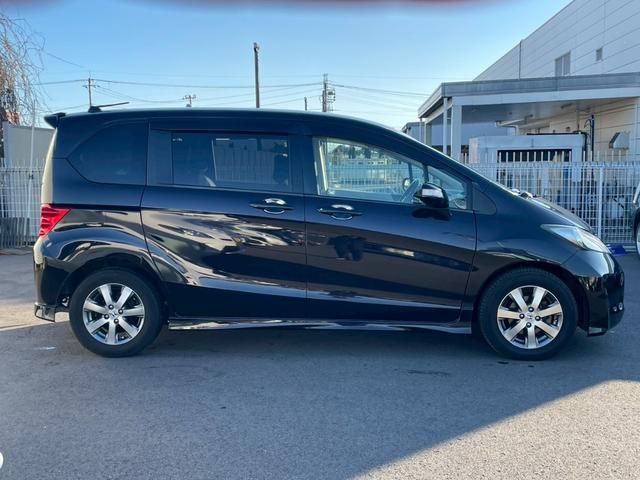 フリード Ｇ　エアロ　Ｌパッケージ　禁煙／７人乗り／メーカーナビ／フルセグＴＶ／バックカメラ／ＥＴＣ／キーレス／自動スライドドア／ＨＩＤ／盗難防止／マット／バイザー／黒革調シートカバー／純正１５キンチアルミ／エアロ／Ｒスポイラー（7枚目）