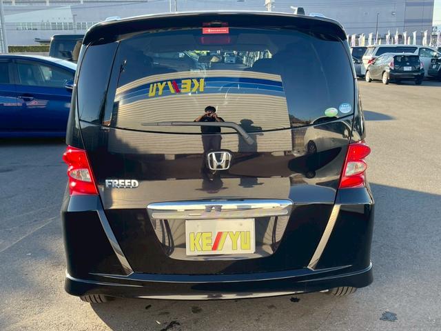 フリード Ｇ　エアロ　Ｌパッケージ　禁煙／７人乗り／メーカーナビ／フルセグＴＶ／バックカメラ／ＥＴＣ／キーレス／自動スライドドア／ＨＩＤ／盗難防止／マット／バイザー／黒革調シートカバー／純正１５キンチアルミ／エアロ／Ｒスポイラー（8枚目）