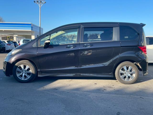 フリード Ｇ　エアロ　Ｌパッケージ　禁煙／７人乗り／メーカーナビ／フルセグＴＶ／バックカメラ／ＥＴＣ／キーレス／自動スライドドア／ＨＩＤ／盗難防止／マット／バイザー／黒革調シートカバー／純正１５キンチアルミ／エアロ／Ｒスポイラー（10枚目）