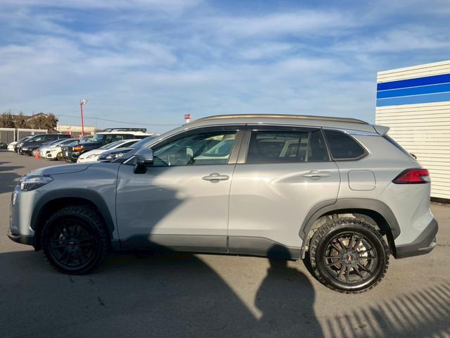 カローラクロス ハイブリッド　Ｚ　禁煙／トヨタセーフティセンス／８インチナビ／ＵＳＢ／オートエアコン／２０２２年製タイヤ／ルーフレール／電動シート／シートヒーター／ＬＥＤ／フォグ／記録簿／マット／バイザー／記録簿／保証書／ＥＴＣ／（10枚目）