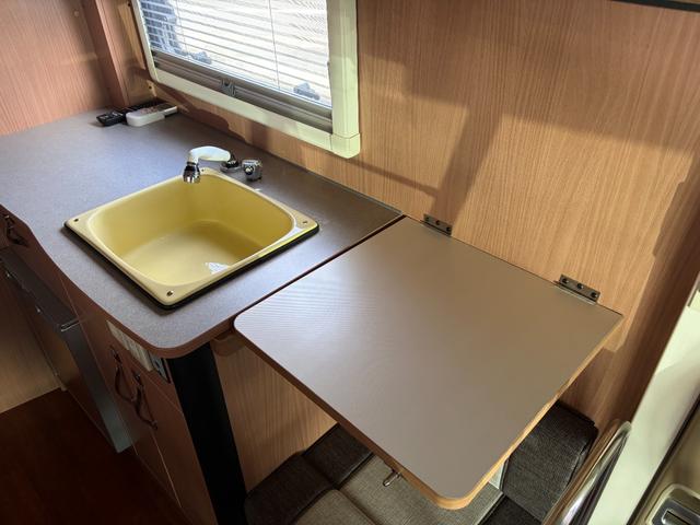 カムロード ヴォーン R2B 東和モータース キャブコン 冷蔵庫70L インバーター1500W ソーラー レンジ 給排水タンク 地デジアンテナ 家庭用エアコン マックスファン 2段ベット CTECK走行充電 キャンピングカー(22枚目)