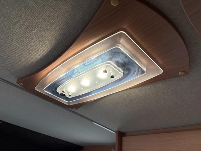 カムロード ヴォーン R2B 東和モータース キャブコン 冷蔵庫70L インバーター1500W ソーラー レンジ 給排水タンク 地デジアンテナ 家庭用エアコン マックスファン 2段ベット CTECK走行充電 キャンピングカー(32枚目)