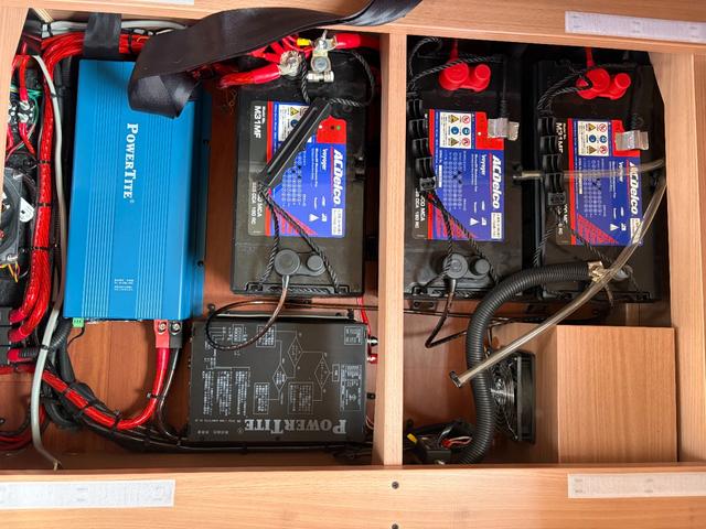カムロード ヴォーン R2B 東和モータース キャブコン 冷蔵庫70L インバーター1500W ソーラー レンジ 給排水タンク 地デジアンテナ 家庭用エアコン マックスファン 2段ベット CTECK走行充電 キャンピングカー(42枚目)