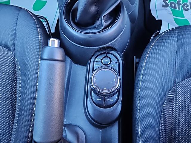 ＭＩＮＩ クーパー　クーパー　純正ＨＤＤナビ＆バックカメラ＆フルセグＴＶチューナ！　Ｂｌｕｅｔｏｏｔｈ　アイドリングストップ　純正１５インチアルミホイール　ＬＥＤヘッドライト　純正フロアマット　ＥＴＣ　オートライト（12枚目）