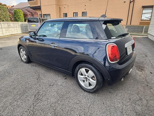 ＭＩＮＩ クーパー　純正ナビ　バックカメラ　ＬＥＤヘッドライト　ユニオンジャックテール　コーナーセンサー　アイドリングストップ　フォグランプ　純正１５インチアルミ　純正ＥＴＣ　前後ドラレコ　走行１３０００キロ！（5枚目）