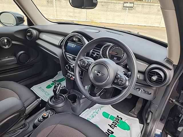 ＭＩＮＩ クーパー　純正ナビ　バックカメラ　ＬＥＤヘッドライト　ユニオンジャックテール　コーナーセンサー　アイドリングストップ　フォグランプ　純正１５インチアルミ　純正ＥＴＣ　前後ドラレコ　走行１３０００キロ！（10枚目）