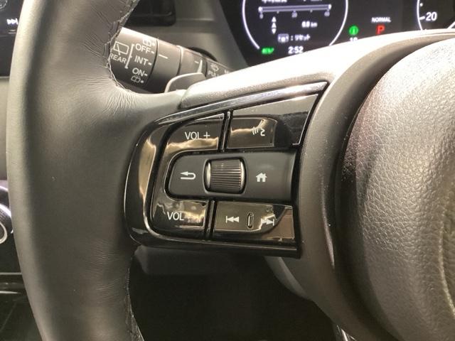 �X�e�A�����O�X�C�b�`���n���h�������𗣂��Ȃ��Ă��茳�̃X�C�b�`�ŉ��ʒ��߂�I�ȑ��쓙���s�Ȃ��܂��B�^�]�����������炳�Ȃ��Ă����삪�ł��֗��ł��B